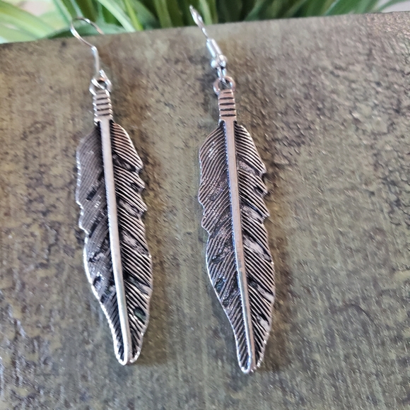 Silver Tone Feather Dangle Earrings 💥3 for $12💥 - Picture 10 of 12